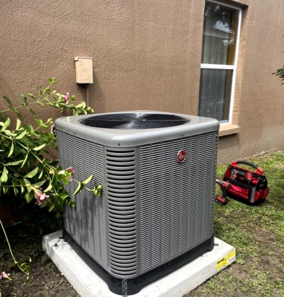 Condensador central Rheem instalado por Gil Aireduct Innovation junto a una vivienda
