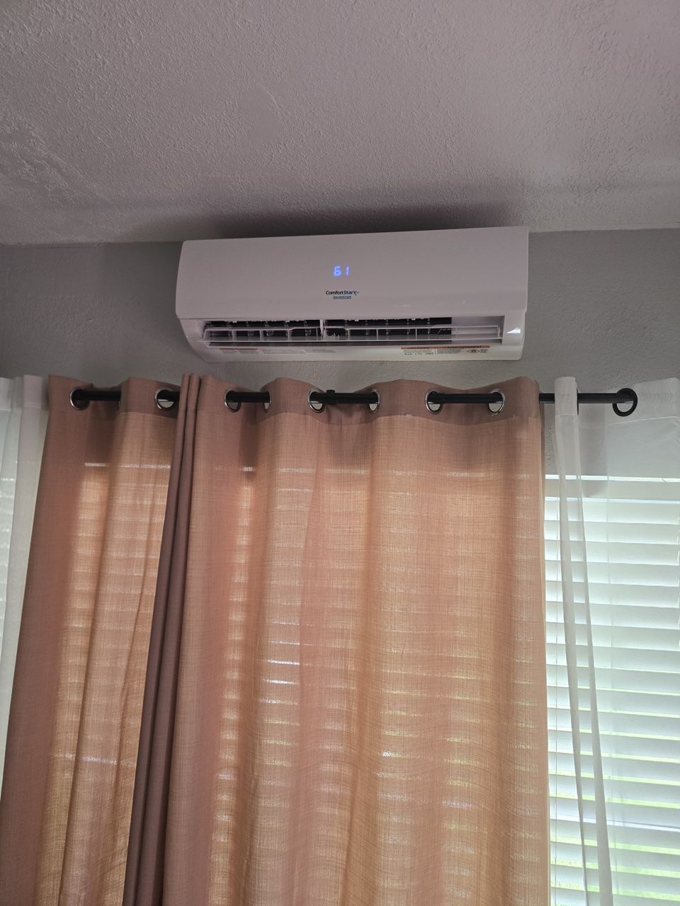 Mini split ComfortStar instalado por Gil Aireduct Innovation en la pared de una habitación